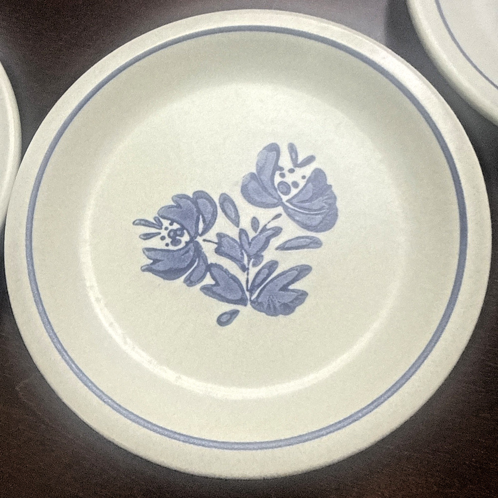 Set of 2 -Vintage Pfaltzgraff Yorktowne stoneware salad/dessert plate 6 7/8” USA